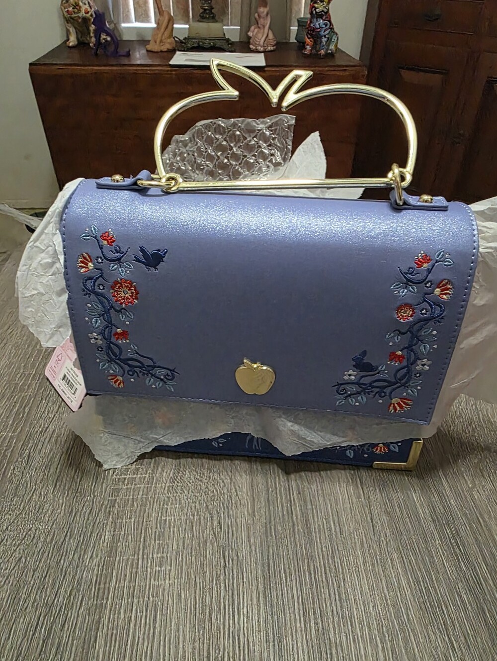 Loungefly Lavender Embroidered Floral Crossbody with Gold Heart Clasp - Picture 4 of 4